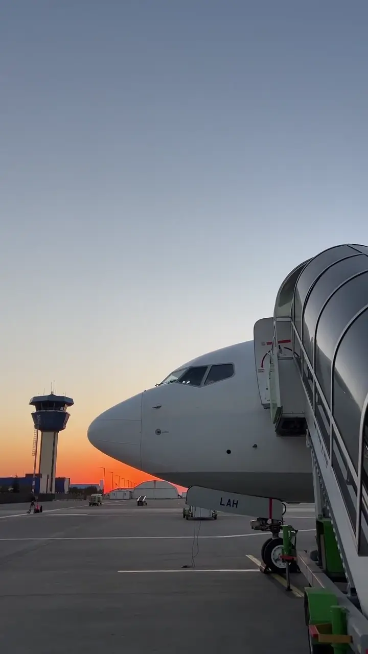 Filmato aeroportuale illustrativo al tramonto
