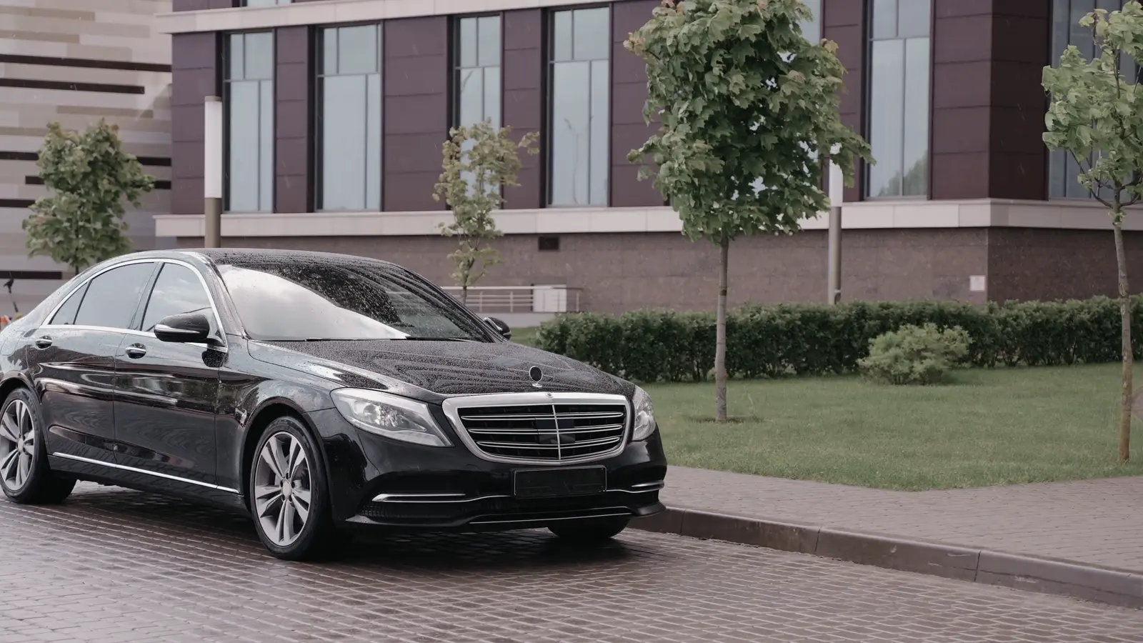 Mercedes nera nel filmato fornito da Romeo Travel